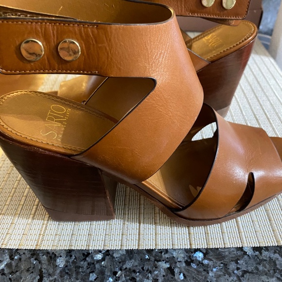 Shoes - Picture 7 of 8